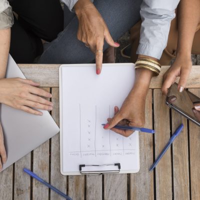 top-view-women-working-together-outdoors kunectors gestion